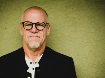 Karel is still here: singer, talk show host and podcaster is still making dance music at 62.